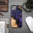 Wood and resin iPhone 15 Plus MagSafe Bewood Unique  tok, lila tok, színes